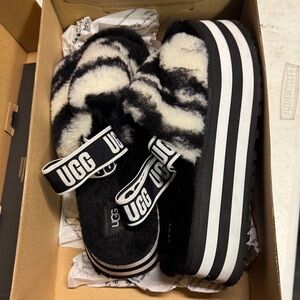 UGG Women Fluffy Slippers - Black and Cream, like New with box
